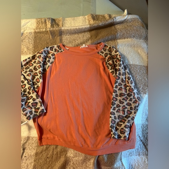 easel Tops - EUC women’s Easel cheetah sleeve top